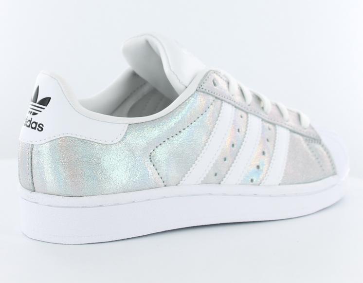 superstar femme grise en daim