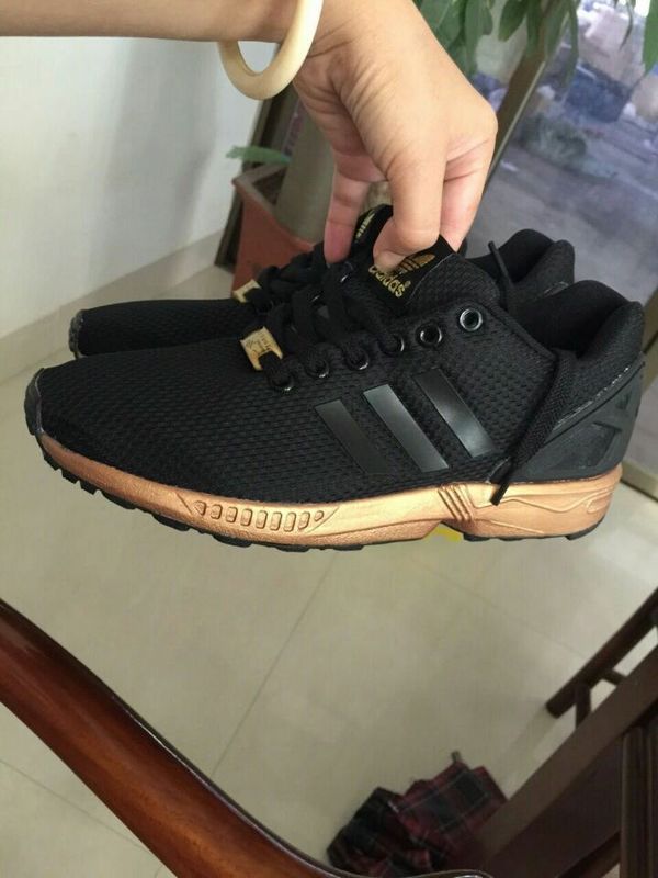 basket adidas femme noir et doré